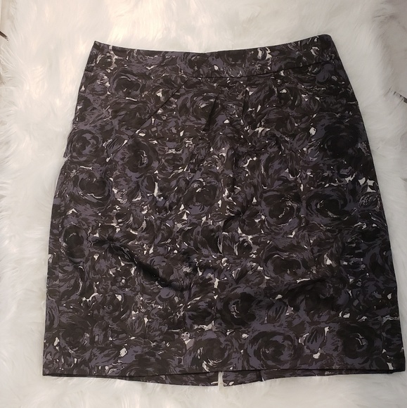 LOFT Dresses & Skirts - Ann Taylor loft dark floral pencil skirt. Size 6